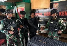 Warga Sukarela Serahkan Amunisi ke Satgas Parako 466