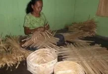 Menjaga Tradisi lewat Jari: Kisah Ibu Penganyam Bambu yang Menolak Punah