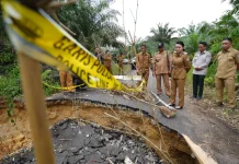 Bupati Karolin Tinjau Langsung Jalan Amblas Pasca Banjir