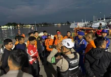 Tim SAR Gabungan Lakukan Pencarian Pria Terjun dari Jembatan Kapuas I