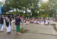 Gerimis Tak Surutkan Jamaah Padati Salat Iduladha 1447 H di Alun-Alun Kapuas