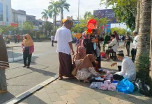 Pedagang Mainan Warnai Sholat Iduladha 1447 H di Alun-Alun Kapuas Pontianak