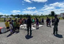 Satgas Yon Parako 466 Pasgat Bantu Salurkan Beras ke Pedalaman Papua