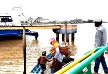 Ferry Tak Beroperasi, Warga Gunakan Sampan Penyeberangan
