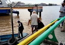 Penambang Sampan Bardan Bertahan Ditengah Sepinya Penumpang Penyeberangan