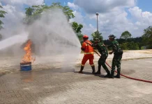 Yonif 833/BD Asah Kemampuan Prajurit Hadapi Kebakaran Wilayah
