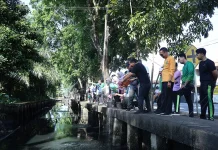 DLH Uji Coba Penaburan Eco Enzym Bersihkan Parit dan Kurangi Bau