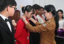 Pelepasan Siswa SDS Alfa Omega Landak Diwarnai Haru, Karolin: Jangan Mudah Menyerah