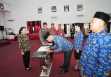 Lantik Kepsek, Karolin Minta Pendataan Maksimal agar Tak Ada Siswa Putus Sekolah