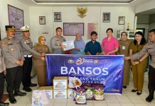 Sambut HUT Bhayangkara, Polres Kubu Raya Bantu Lansia