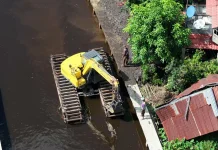 Terjunkan Eskavator Amfibi Keruk Parit, Upaya Pemkot Atasi Banjir