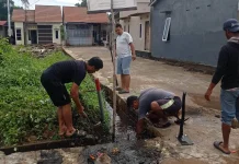 Warga Komplek Sayap Anugrah Darma Putra Gotong Royong Bersihkan Saluran