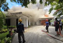 Satu Rumah belakang Masjid Raya Mujahidin Terbakar, dua Lansia Berhasil Selamat