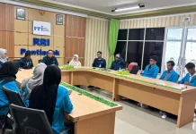 Mahasiswa IAIN Pontianak Observasi Media ke RRI Pontianak
