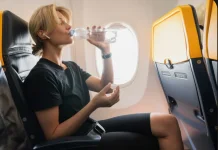 Penderita GERD Disarankan Minum Air pH Tinggi sebelum Terbang, Benarkah Efektif?