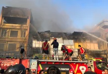 6 Ruko Terbakar, Tim Damkar Kesulitan Air!