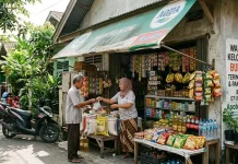 Napas Tetangga di Sela Etalase: Mengapa Warung Kelontong Rumahan Tak Tergantikan