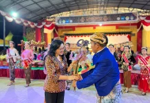 Dari Wayang Kulit hingga Pawai, Bupati Karolin Puji Semangat Paguyuban Jawa Landak