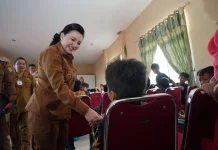 Bupati Karolin Inisiasi Sunatan Massal di Mandor