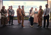 Pemkot Singkawang Serahkan Bantuan Keramik untuk UMKM