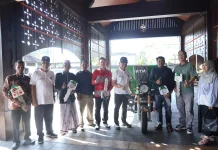 Pemkot Serahkan Bantuan 17 Kendaraan Roda Tiga Pengangkut Sampah