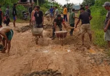 Babinsa Kodim 1209/Bky Pulihkan Akses Jalan Warga Bengkayang