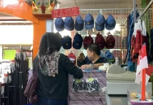 H-1 Masuk Awal Tahun Ajaran Baru, Toko Seragam Sekolah Diserbu Warga