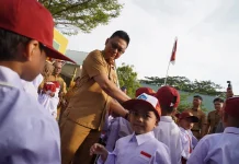 Hari Pertama Sekolah, Para Ayah di Pontianak Hadir Dampingi Anak Mereka