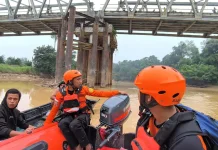 Anak 10 Tahun Tenggelam di Sungai Landak, Tim SAR Lakukan Pencarian