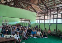 Petani Kelapa Kecamatan Kubu Tuntut Kenaikan Harga Kelapa