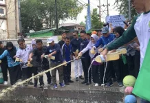 Penaburan Eco Enzyme Meningkatkan Kualitas Air Parit di Pontianak