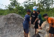 Anak-anak Desa Tempapan Hulu Semarakkan Gotong Royong TMMD 129