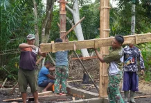 Satgas TMMD Kodim 1208/Sambas Pasang Mal Tiang RTLH