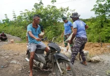 Satgas TMMD Angkut Material Bangunan Pakai Motor Butut