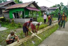 Satgas TMMD Kodim Sambas Pasang Mal Jalan Rabat Beton Tempapan Hulu