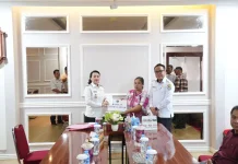 Bupati Karolin Serahkan Bantuan untuk Korban Musibah di Landak