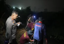 Gebrakan Hari Pertama Kapolres Kubu Raya Padamkan Api Karhutla di SMP 12 Sungai