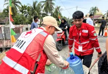 PMI Kalbar Salurkan 10.000 Liter Air untuk Sungai Belidak