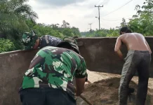 Satgas TMMD Turunkan Material Pasir di Tempapan Hulu