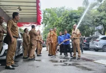 Tanggulangi Karhutla Kadis LHK Kalbar Serahkan 20 Unit Mesin Pemadam Api