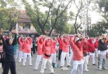Warga Ponbar Tumpah Ruah Ikuti Jalan Sehat dan Zumba