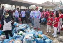 Warga Ponsel Jalan Sehat Sambil Pungut Sampah