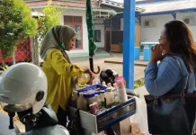 Penjual Jamu Keliling Andalkan Air Galon saat Kemarau