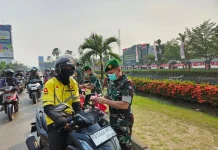 Kodam XII/Tanjungpura Bagikan Bendera dan Masker kepada Pengguna Jalan