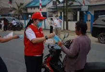 Waspada Efek Buruk Kabut Asap, PMI Bengkayang dan Tim Gabungan Bagikan Masker