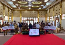 Telkom Kalbar Salurkan Bantuan TJSL AND dan Pelatihan AI untuk Sekolah di Sambas
