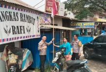 Polisi Pasang Bendera Merah Putih di Rumah Warga Sungai Ambawang