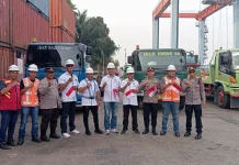 Satbinmas Polresta Pontianak Bagikan 400 Bendera Merah Putih