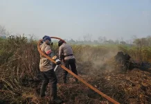 Polres Kubu Raya Intensifkan Pembasahan Lahan Gambut Dekat SMAN 4
