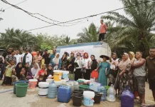 Fenty Noverita Salurkan Bantuan Air Bersih dan Sembako untuk Masyarakat Kubu Raya